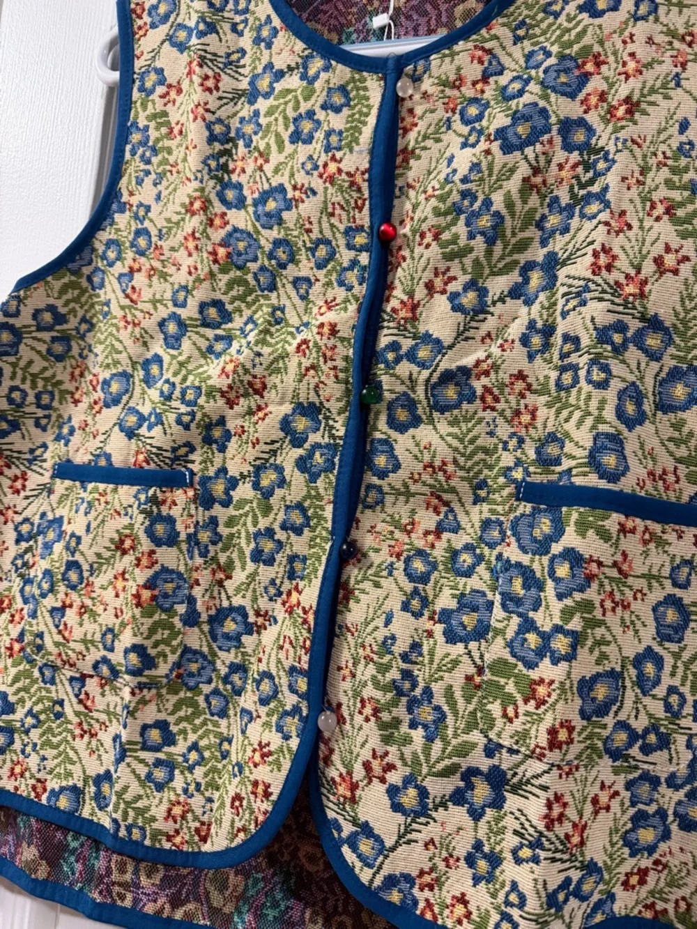 Women’s Floral Quilted Vest with Blue Trim XL NWT - Picture 2 of 5